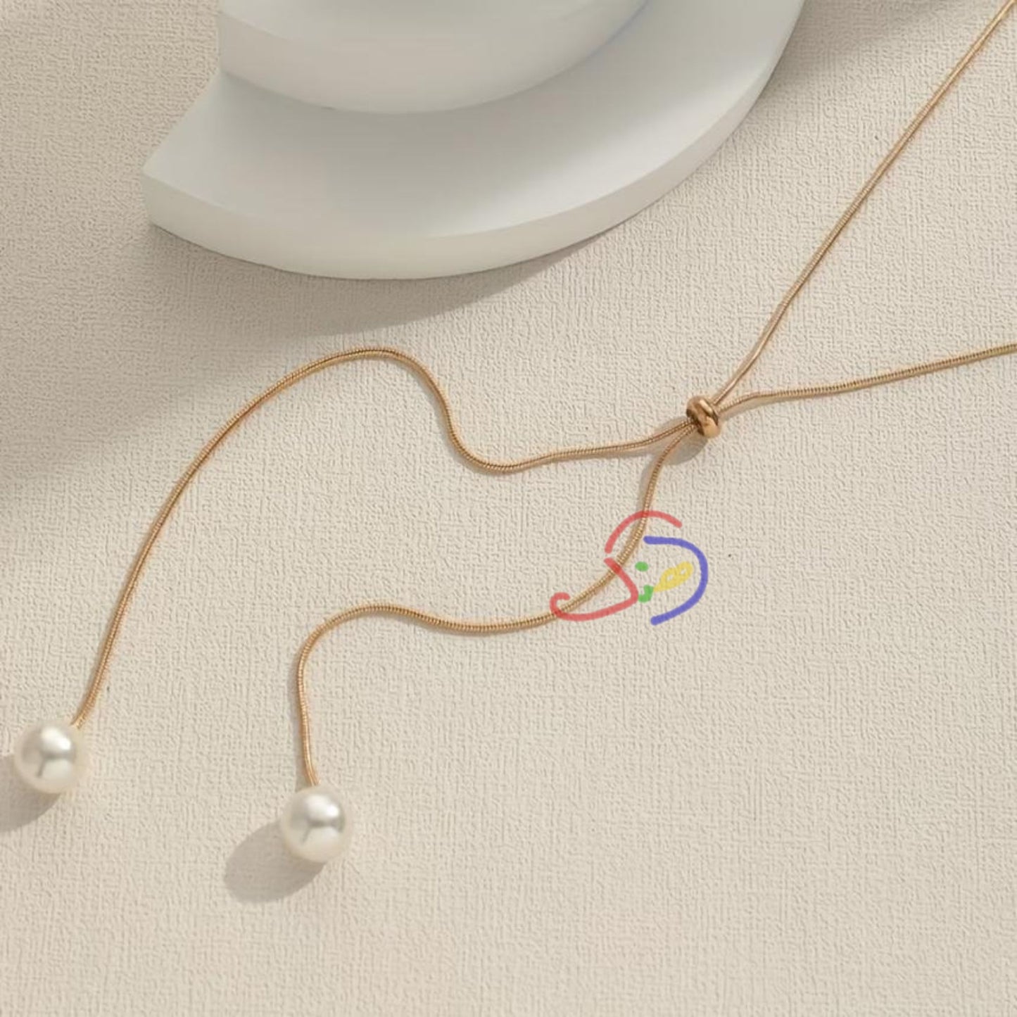 Elegant Pearly Necklace